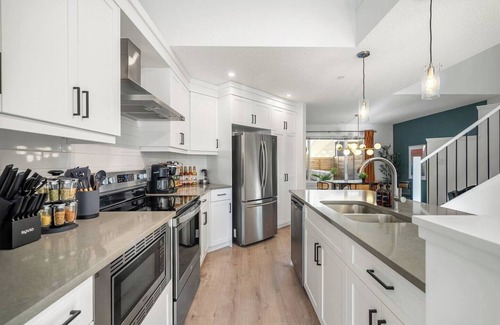 Calgary House | "The Green" - Mins to Airport- 1.5 hour Banff
