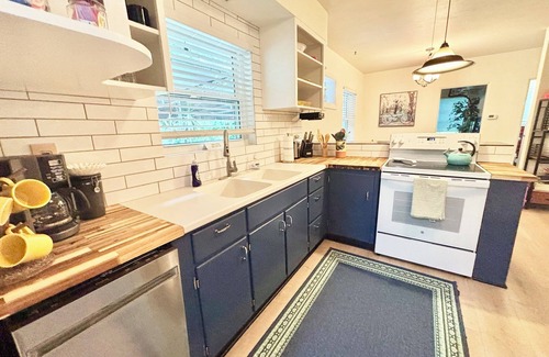 Holly Hill House | The Green Palm, Sleeps 6 , pet friendly!