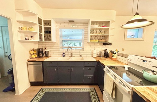 Holly Hill House | The Green Palm, Sleeps 6 , pet friendly!