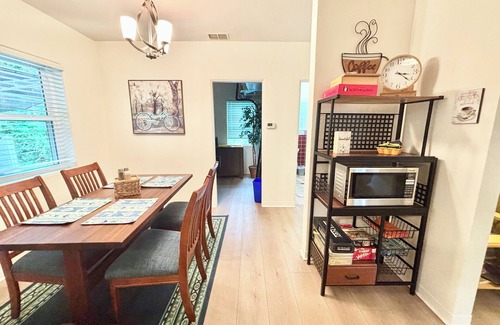 Holly Hill House | The Green Palm, Sleeps 6 , pet friendly!