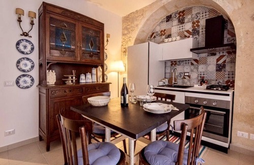 Ragusa Apartment | The green staircase, apartment Winter