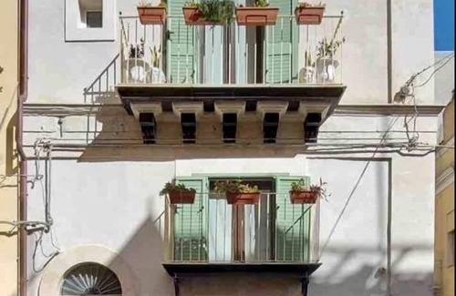 Ragusa Apartment | The green staircase, apartment Autumn