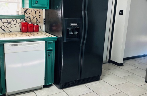 South Side House | The Greenhouse Effect- central+ 4BR/2BA+ king suite+ coffee+ BBQ grill