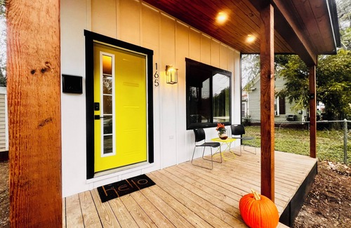 Walnut Springs House | THE GREENROOM, FUNKY music themed tiny home, walking distance to downtown!