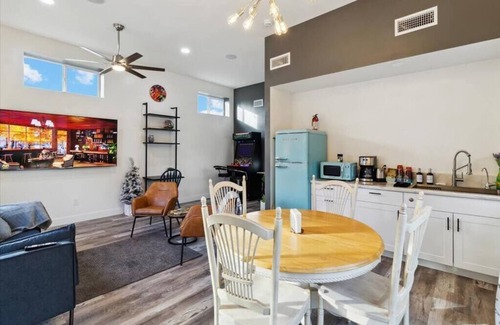 Encanto House | The Gregory: 2 Bed/1 Bath Guesthouse