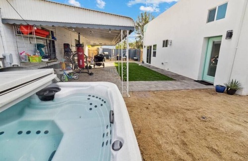 Encanto House | The Gregory: 2 Bed/1 Bath Guesthouse