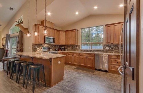 Tahoe Island House | The Grizzly Cabin - Close to lake and biking paths!