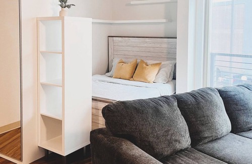 Jefferson Park Apartment | The Groovy Getaway