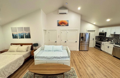 Oak Hills Bed & Breakfast | The Grove - A Family Friendly Modern Studio in Portland/Beaverton/Hillsboro