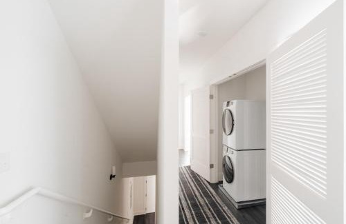 Music Row Apartment | The Grove by AvantStay Stylish Group Stay with Private Bathrooms