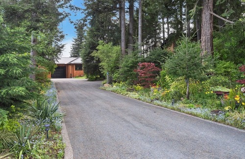 Campbell River House | The Grove Guest House~nNestled in a private and natural treed setting
