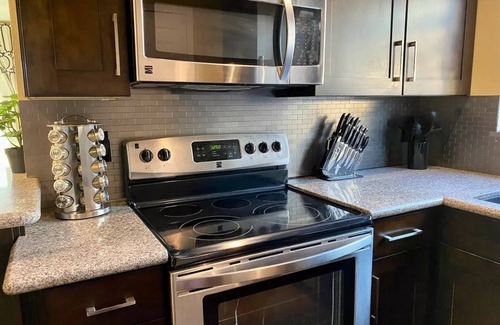Arlington South House | The Grove Vacation Home | Jacuzzi * Fire Pit * BBQ