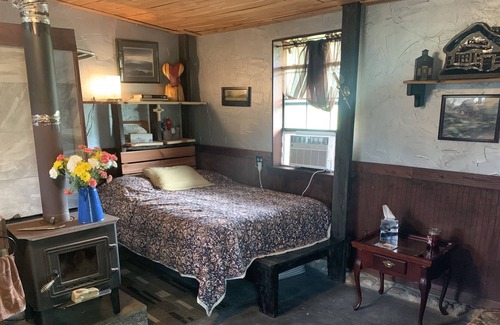 Abesville Cabin | The Guest cottage on the pond holds the country charm.