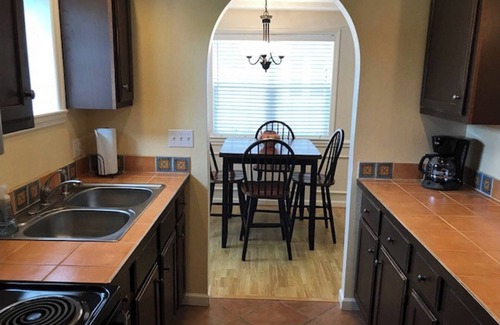 Swannanoa House | The Guesthouse-Located right between Asheville and Black Mountain