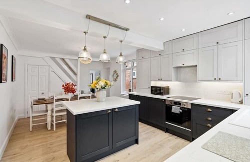 Guildford House | The Guildford Manor | Free Parking | 6 Beds