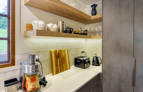 Kiels Mountain House | The Hideaway - Chic Farmhouse 15min to beaches