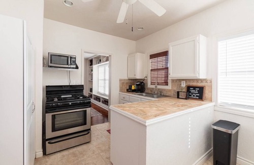 Crestwood House | The Halcyon- a Cozy 2BR Tudor in Crestwood-Sleeps 6!
