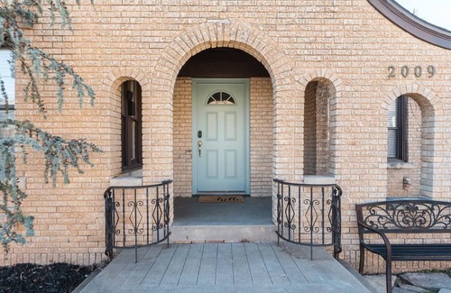 Crestwood House | The Halcyon- a Cozy 2BR Tudor in Crestwood-Sleeps 6!