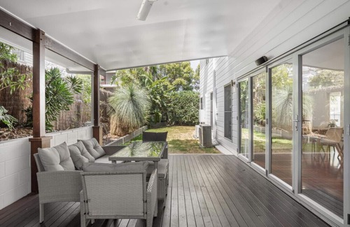 Bulimba House | The Hampton Retreat - 6BR 16 Guest Pet Friendly House
