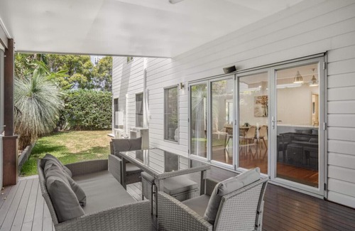 Bulimba House | The Hampton Retreat - 6BR 16 Guest Pet Friendly House
