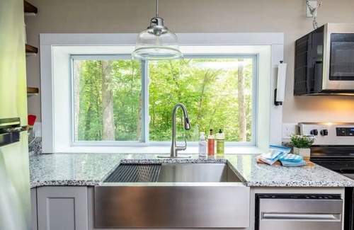 Walland Cabin | The HANGAR - Tiny Home Adventure, Sleeps up to 5, 2 bdrms, Convenient