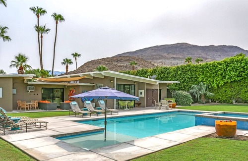 Magnesia Falls Cove House | The Happy Hour Hideaway