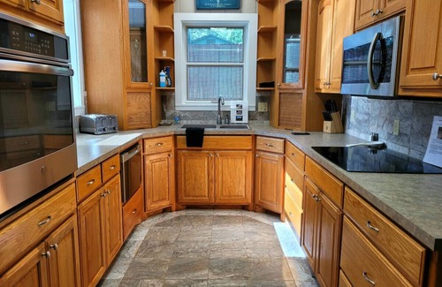 Hot Springs Apartment | The Harrell House with Jacuzzi Tub - Dog Friendly