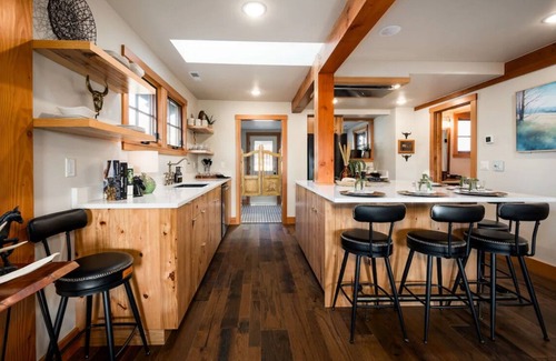 Old Bend House | The Hastings House - Walker's Paradise W/Hot Tub