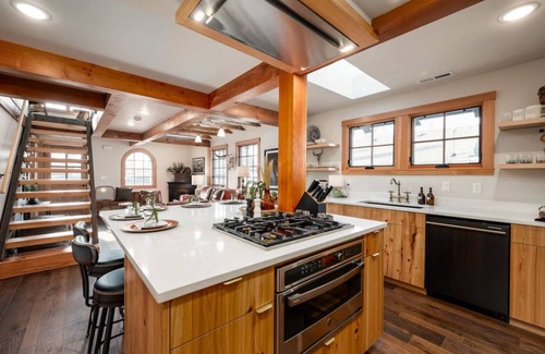 Old Bend House | The Hastings House - Walker's Paradise W/Hot Tub