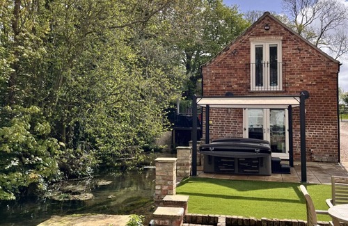 Legbourne House | The Hatchery - Two Bedroom House, Sleeps 5