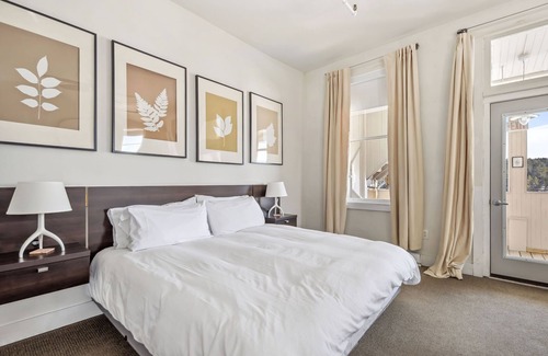 Lake Placid Hotel | The Haus on Mirror Lake Suite 4