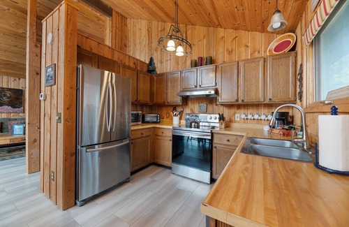 Lead Cabin | The Haven - 1 block from the ski slopes! Private Hot tub
