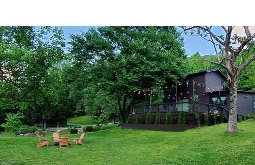 Robbinsville Villa | The Haven at Lake Fontana 3-Bedroom Luxury Villa with Large Entertainment Deck