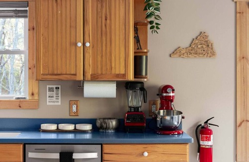 Strasburg Cabin | The Haven at Turkey Run 13-Acre Creekside Retreat w/Hot Tub, Fire Pit, Games