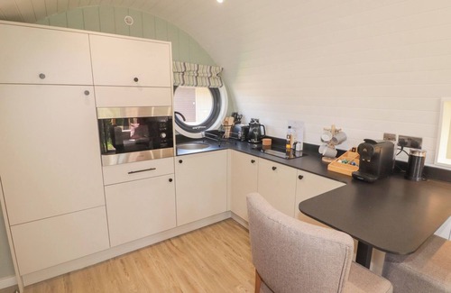 Cowbridge Cottage | THE HAZEL POD, character holiday cottage, with a garden in Cowbridge