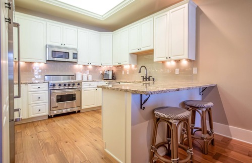 Oxford House | The HC, 2BR Urban Escape by Velvet Ditch Villas