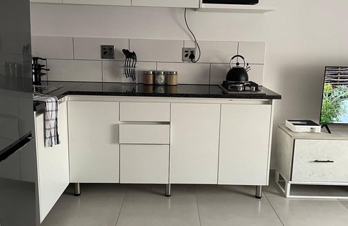 Greater Johannesburg Metropolitan Area Apartment | The Heart of Randburg: Modern, family friendly and be near popular attractionsnn