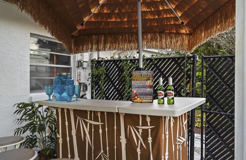 Disston Heights House | The Heaven - Pet Friendly w/BBQ, Pool & Tiki Bar