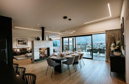 Wanaka House | The Heights - Sleeps 8 - Lake Views - Outdoor Fire