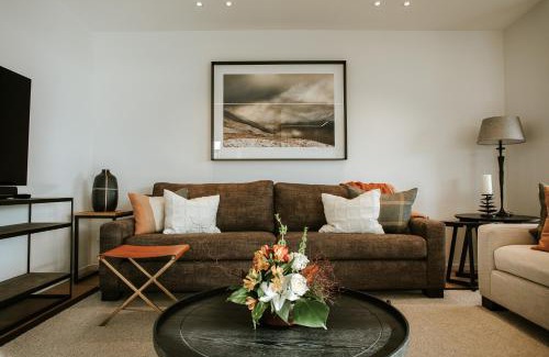 Wanaka House | The Heights - Sleeps 8 - Lake Views - Outdoor Fire