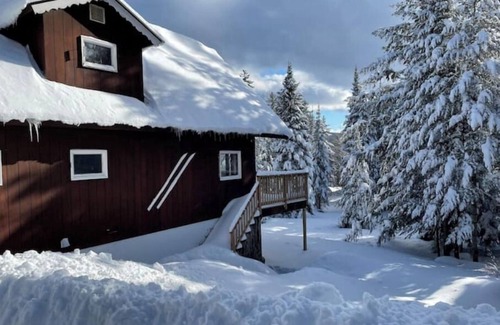 Montgomery Center Ski Chalet | The Hemlock House - 4 Season Chalet near Jay Peak