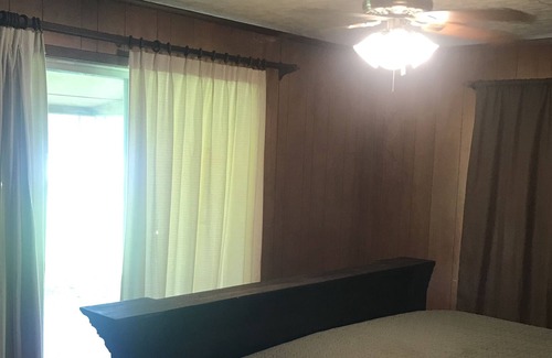 Hemphill House | The Hemp House- Ten minutes to Mill Creek boat launches at Toledo Bend.