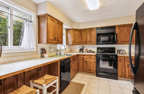 Cuyahoga County House | The Henry House I Pet Friendly, Cozy, Convenient