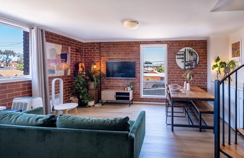 Brunswick Apartment | The Heritage Loft | City views + free parking