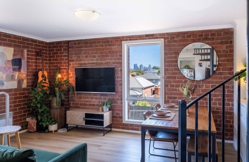 Brunswick Apartment | The Heritage Loft | City views + free parking