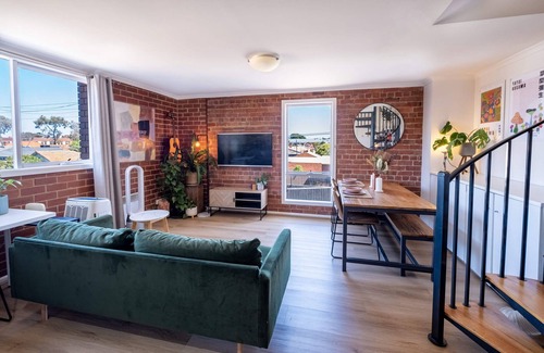 Brunswick Apartment | The Heritage Loft | City views + free parking