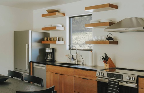 Emigrant House | The Heron. Horse Creek Cabins. Lux 2 bed/2 bath with King Bed, AC, Creek Front.