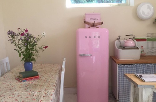 Mayfield House | The ‘Hidden Cottage’, a quiet country retreat, overlooking field s and gardens.