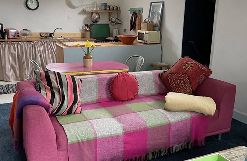 Mayfield House | The ‘Hidden Cottage’, a quiet country retreat, overlooking field s and gardens.