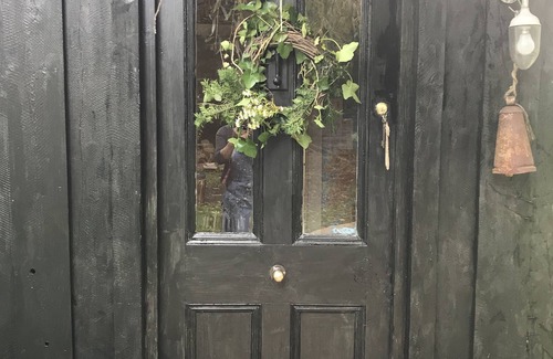 Mayfield House | The ‘Hidden Cottage’, a quiet country retreat, overlooking field s and gardens.